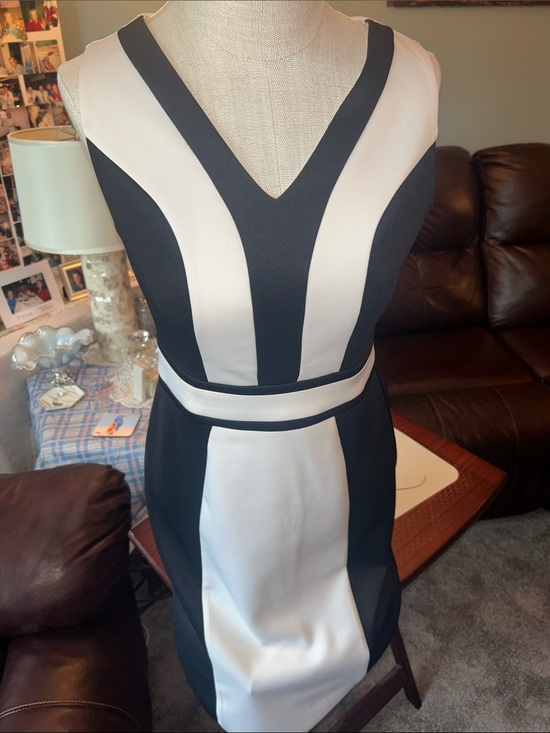 7Th Avenue Design Studio Dresses & Skirts - Women’s Black and White V-Neck Colorblock Midi Dress Size Petite Medium